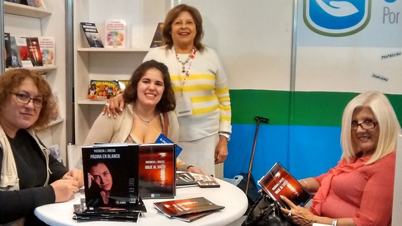 Firma de ejemplares por sus autores en nuestro Stand thumbnail